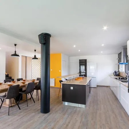 La Des Amiets: 250m², Confort, Piscine, Mer A 500m *